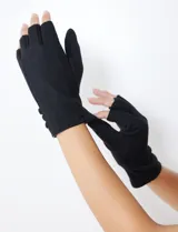 Guantes sin dedos de símil suede color negro, con forro interior de terciopelo negro.