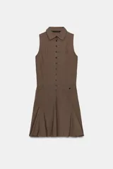 Vestido midi sin mangas de estilo camisero, color marrón, con cuello solapa, cierre frontal de botones, bolsillos delanteros y falda con pliegues en el bajo.