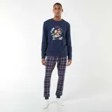 Pijama de dos piezas compuesto por una remera de manga larga azul marino con estampado frontal de Mickey Mouse esquiando y un pantalón largo con diseño de cuadros en tonos azules, rojos y blancos, con puños elásticos en los tobillos.