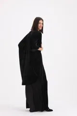 Spolverino largo de terciopelo negro, con mangas tres cuartos y lazo ajustable en la cintura.