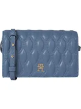 Bandolera Tommy Hilfiger color celeste con diseño acolchado a rombos y logo metálico dorado en el frente.