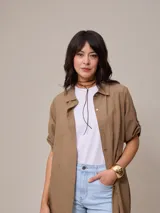 Vestido camisero largo de lino y algodón, color azul, con mangas cortas enrolladas y cuello camisero.