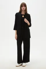 Blazer negro de viscosa, entallado, con mangas 3/4 y bolsillos laterales con solapa.