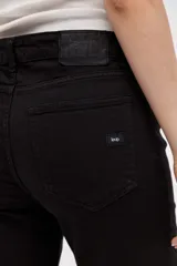 Jean de corte oxford con tiro medio, ajustado en cintura y caderas, con piernas amplias y estructuradas.