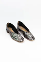 Mocasines de cuero metalizado en tono gris oscuro, con diseño de punta cuadrada y costura central en la capellada.