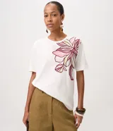 Blusa Marfinno de algodón blanco con cuello redondo, manga corta y bordado floral grande localizado en el hombro y pecho.