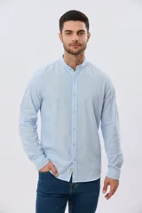 Camisa de lino y algodón color blanco, con cuello mao, manga larga y cierre frontal de botones. Presenta un pequeño logo bordado en el pecho.