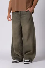 Jean baggy de corte amplio y relajado, color celeste claro, con diseño de pierna ancha y estilo urbano.