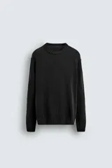 Jersey de corte relajado confeccionado en hilatura de algodón con efecto lavado. Presenta cuello redondo, manga larga y acabados en rib en cuello, puños y bajo.