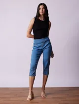 Jegging capri de algodón color celeste, con pretina elastizada, bolsillos delanteros simulados y bolsillos traseros aplicados.