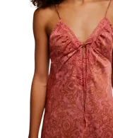 Vestido largo tipo slipdress, estampado en tonos azules y oscuros, con escote pronunciado en V adornado con encaje y abertura lateral en la falda.