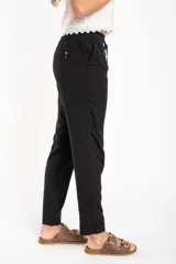 Pantalón negro de viscosa y modal, de corte recto y tiro medio, con cintura elástica y cordón ajustable.