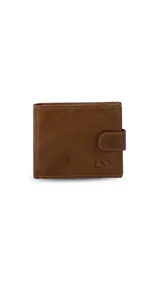 Billetera de cuero marrón con presilla y broche a presión. Cuenta con doble repartición para billetes, tarjeteros, bolsillos y monedero con cierre. Tiene las iniciales "LNS" grabadas en el frente.