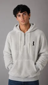 Hoodie de textura tipo corderito en color gris claro, con cierre frontal parcial, capucha con cordones ajustables, bolsillo tipo canguro y puños acanalados.