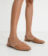 Zapatilla mule color marrón, con puntera fina y tira elástica en el tobillo.
