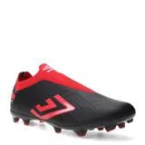 Championes de fútbol Umbro modelo Victory HG, diseñados para terrenos firmes. Presentan una combinación de colores negro y rojo, con capellada sintética texturizada para un mejor control del balón y una estructura ergonómica sin cordones para mayor ajuste.