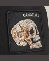 Gorra trucker Goorin Bros color negro de 5 paneles, con frente estructurado y malla trasera. Cuenta con un parche frontal bordado con una calavera y la palabra "Cancelled", visera curva y cierre snapback ajustable.