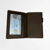 Billetera de cuero marrón oscuro con protección RFID.