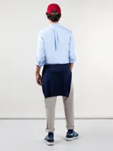 Camisa celeste de hombre de corte regular fit, cuello clásico abotonado y cierre frontal con botones. Confeccionada en tejido 100% algodón, incluye detalle de logo bordado en el pecho.