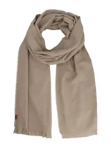 Bufanda unisex de tejido suave en color beige, con bordes desflecados y detalle de etiqueta pequeña en uno de los extremos.