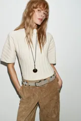 Top de punto rib color azul marino, con cuello redondo y manga corta abullonada.