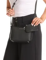 Cartera tipo bandolera Tahari color azul, con diseño estructurado y cierre metálico superior. Incluye una correa larga regulable y un mini monedero independiente enganchado a la misma. Presenta logo metálico frontal y herrajes plateados.