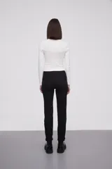 Pantalon jean de corte skinny y tiro alto, con diseño clásico de cinco bolsillos y cierre frontal con botón y cremallera.