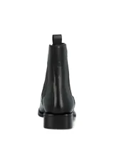 Botas tipo Chelsea de cuero negro con paneles elásticos laterales, suela de goma y taco cuadrado bajo.