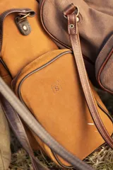 Matera bolso de colgar de cuero, con diseño funcional y tiras ajustables para llevar cómodamente al hombro o cruzada, ideal para transportar el termo y el mate.