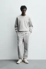 Sudadera de corte regular fit confeccionada en algodón con interior afelpado, cuello redondo y manga larga con puños y ruedo en rib.