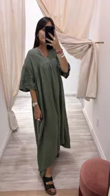 Vestido largo color verde oliva, de lino, con escote en V y corte debajo del busto.