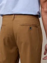 Pantalón azul marino de corte recto, con cintura elástica ajustable con cordón.