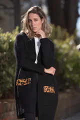 Saco largo negro con cuello mao y bolsillos de cuero con estampado animal print.