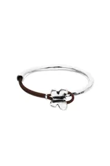 Pulsera semirígida compuesta por una estructura de plata de ley y una sección de cuero marrón, con un dije central en forma de mariposa de plata.