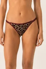 Bombacha tipo less con estampado animal print y bordes en color bordó.