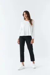 Pantalón jean negro de corte recto, tiro medio y largo a la pantorrilla. Presenta logo bordado y pasacintos.