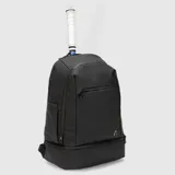 Mochila deportiva negra de diseño minimalista, con múltiples compartimentos, incluyendo espacio térmico para raquetas, bolsillo inferior ventilado para calzado y compartimento interno para laptop.
