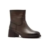 Bota de caña media confeccionada en cuero vacuno color marrón oscuro, con taco cuadrado robusto y suela track dentada.