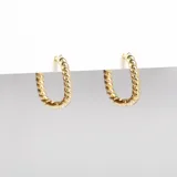 Par de aros tipo argolla ovalados, color dorado, con diseño trenzado.