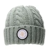 Gorro de lana tejido con diseño de trenzas, color verde claro, con vuelta y parche circular bordado en el frente.