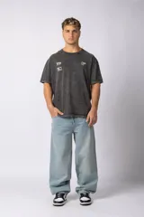 Remera de algodón negra con efecto "snow wash" y estampado "Jump High" en el frente y la espalda.