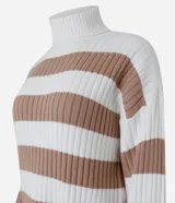 Suéter de punto pesado con cuello alto y mangas largas. Diseño a rayas horizontales en blanco y negro con textura acanalada.