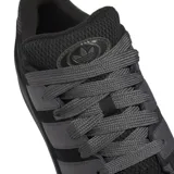 Championes urbanos Adidas Forum 2000, color negro monocromático, con diseño de caña baja, cierre de cordones y las icónicas tres bandas laterales en tono oscuro.