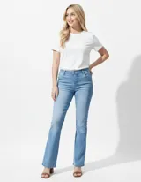 Jean elastizado de tiro medio, color celeste claro, con pierna recta y efecto levemente desgastado. Presenta bolsillos delanteros inclinados y bolsillos traseros simulados.