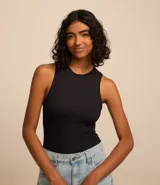 Body básico negro de ribana de poliamida, con superficie acanalada, cuello halter y cierre en la entrepierna.