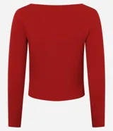 Blusa cropped de punto roja con escote cuadrado, mangas largas y botones dorados.