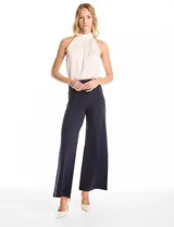 Pantalón palazzo de tiro alto con corte amplio y costuras verticales frontales que estilizan la silueta. Presenta una cintura lisa y estructura fluida.
