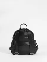 Mochila mediana de nylon color negro, con compartimento principal y bolsillo frontal con cierre. Incluye tiradores de cierre largos tipo cordón con nudos decorativos.