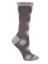 Medias de caña media de color gris oscuro, confeccionadas en fibra de bambú con diseño estampado de soles claros y detalles en color gris claro en el talón, la puntera y el borde superior con terminación ondulada.