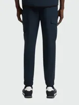 Pantalón cargo de corte ajustado en color azul marino, con bolsillos laterales y diseño técnico.